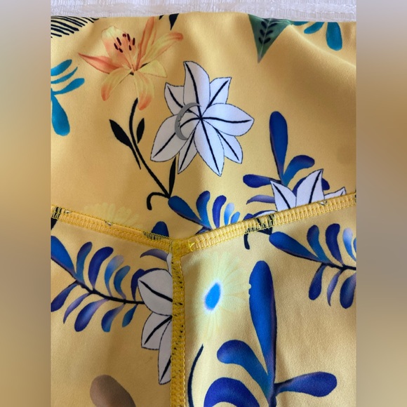 ZYIA ACTIVE Women's Yellow Floral Reflective Light n Tight Leggings 24” inseam - Picture 7 of 13